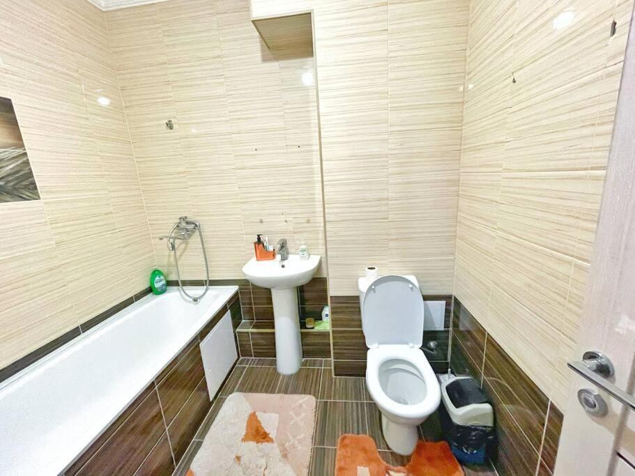Уютная Квартира В Центре Возле Адк Almaty Luaran gambar
